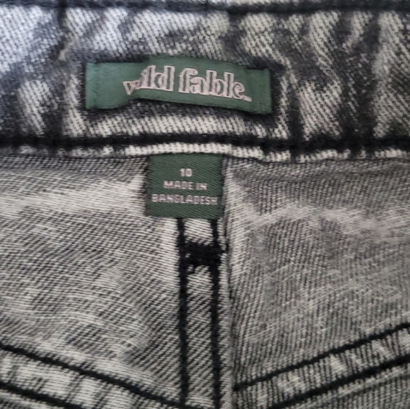 Wild Fable Distressed Shorts Size 10 - Picture 12 of 16